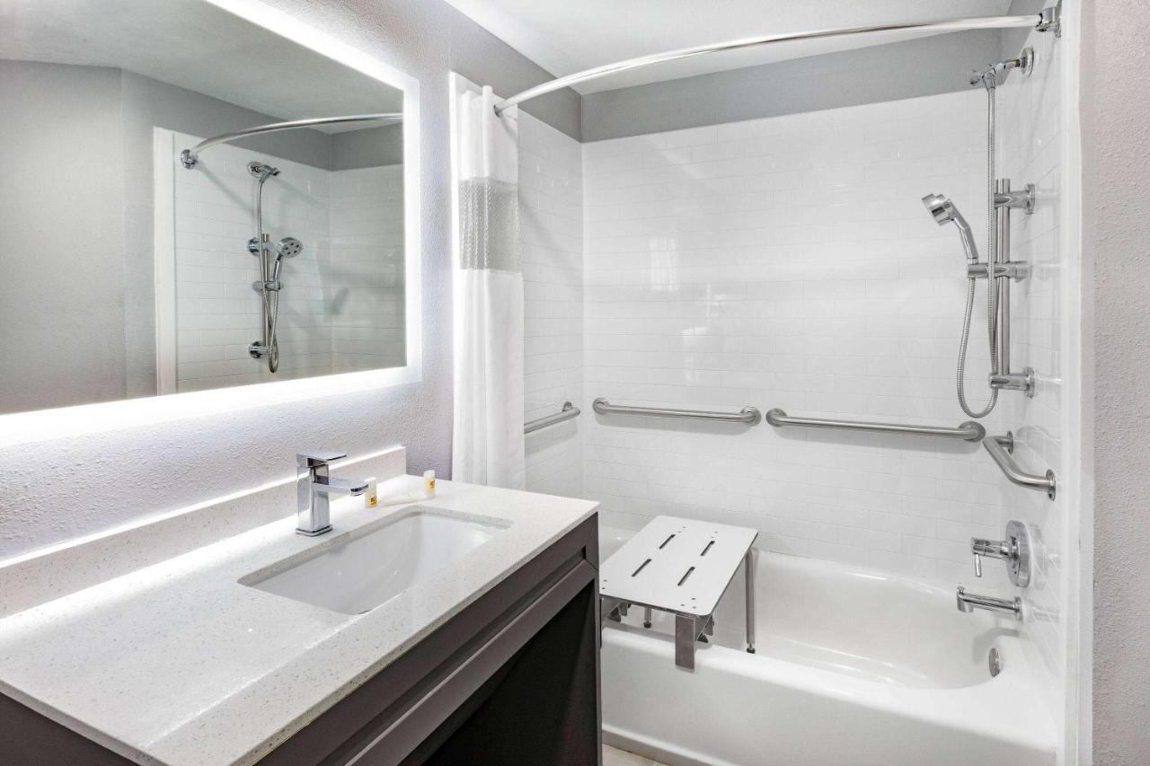 La Quinta Inn & Suites By Wyndham Ardmore Bagian luar foto