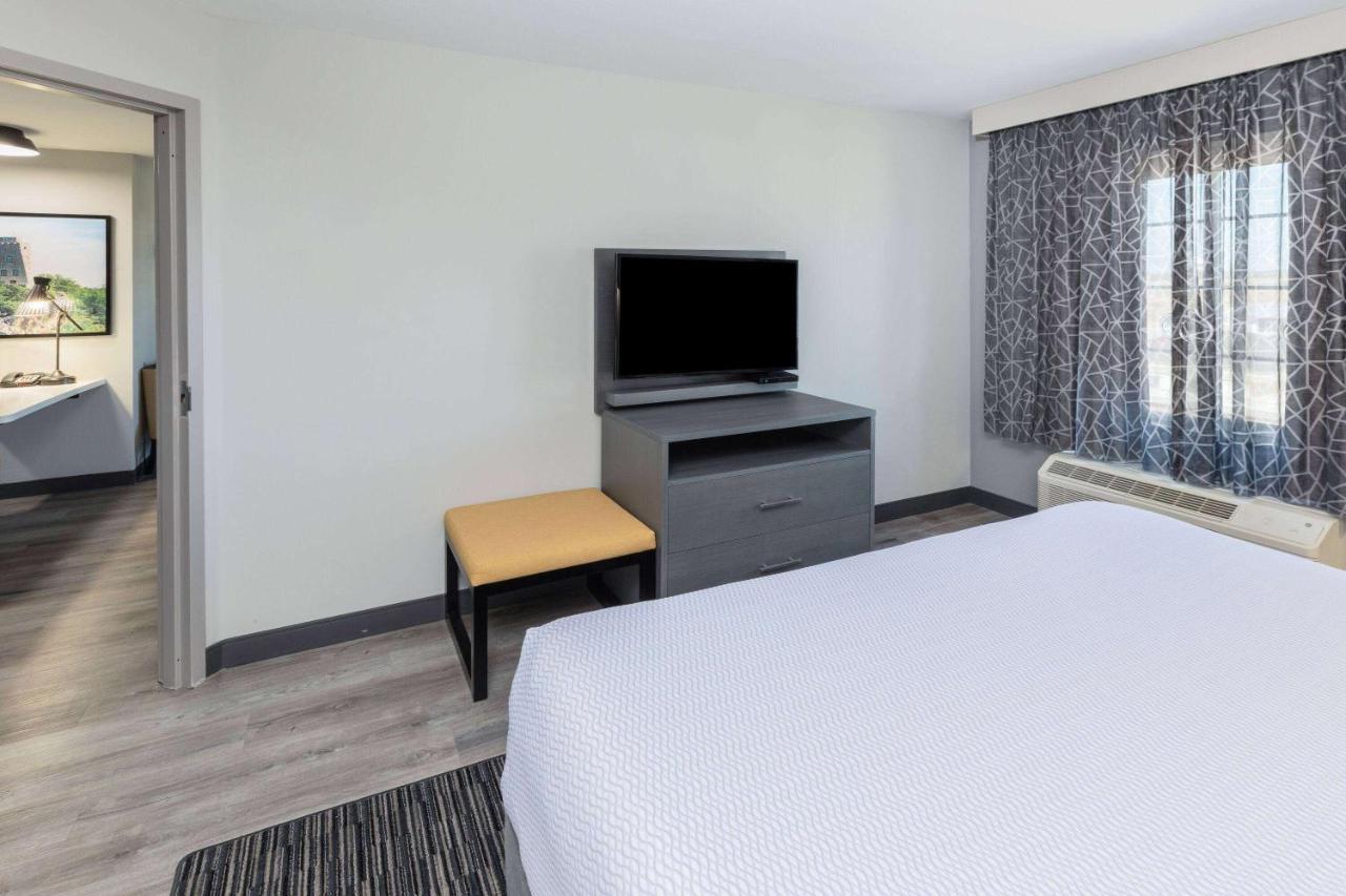 La Quinta Inn & Suites By Wyndham Ardmore Bagian luar foto